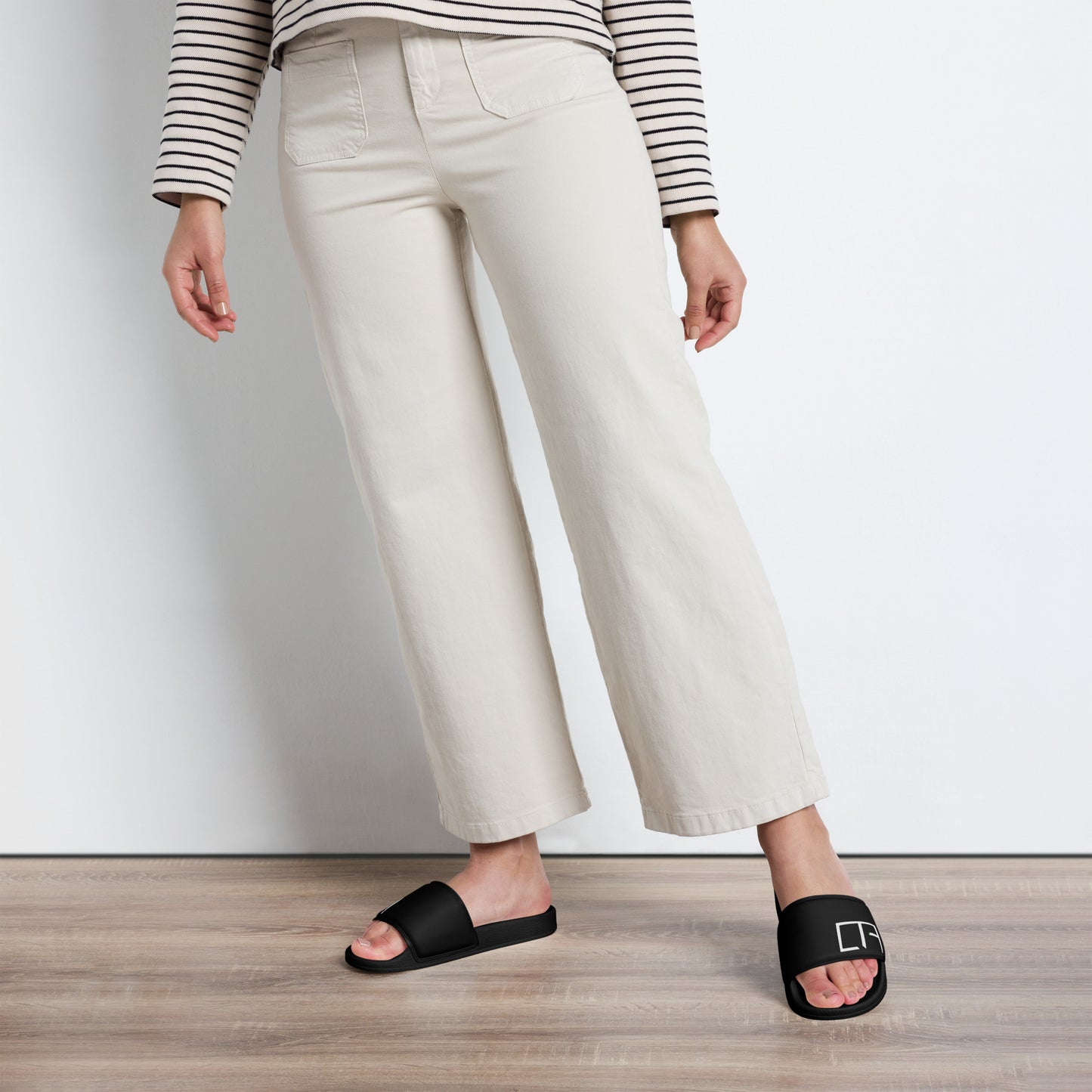 CTA WOMENS SLIDES CORNER